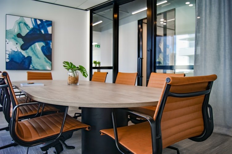 Read more about the article 7 Factors to Consider When Choosing a Meeting Room
