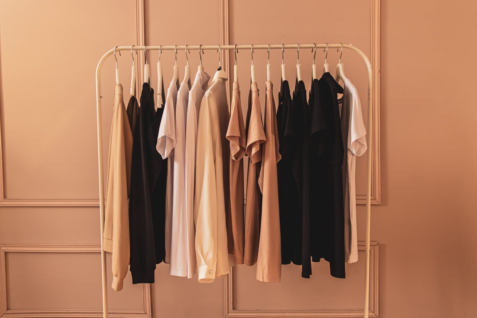 Read more about the article Capsule Wardrobe – 3 Cool Things You Need To Know